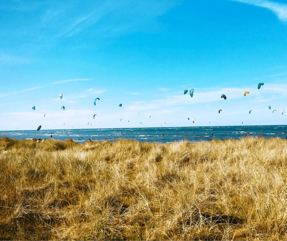 Kiten auf der InselFehmarn. Dünen und klarer blauer Himmel sind zu sehen 