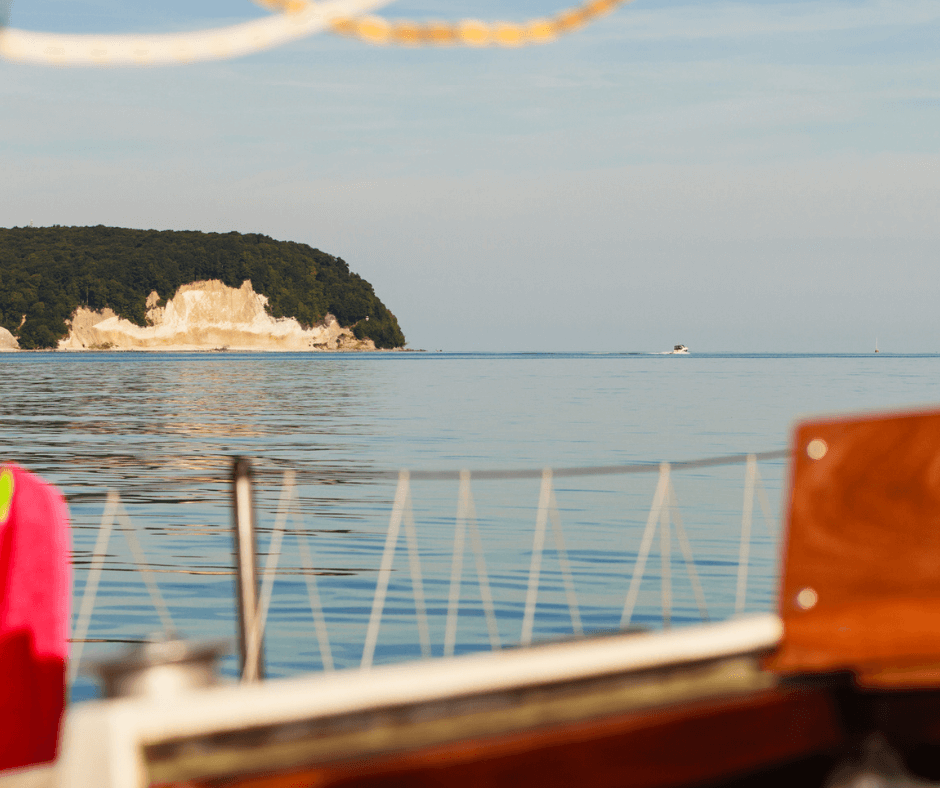 Segeln in Kühlungsborn mit einer Aussicht aufs Meer bei blauen klaren Himmel 